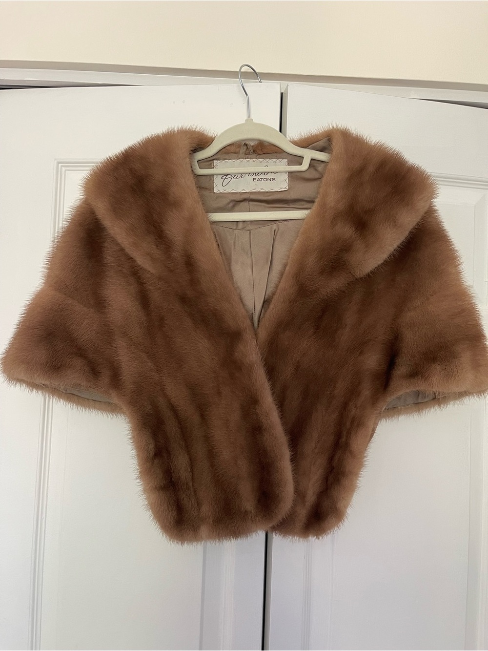 Fur Salon Eaton’s Genuine mink fur stole Pastel